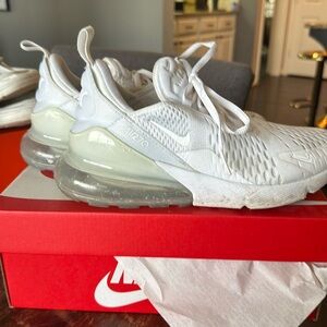 Nike Air Max 270 Youth
6.5Y 
White / white metallic silver